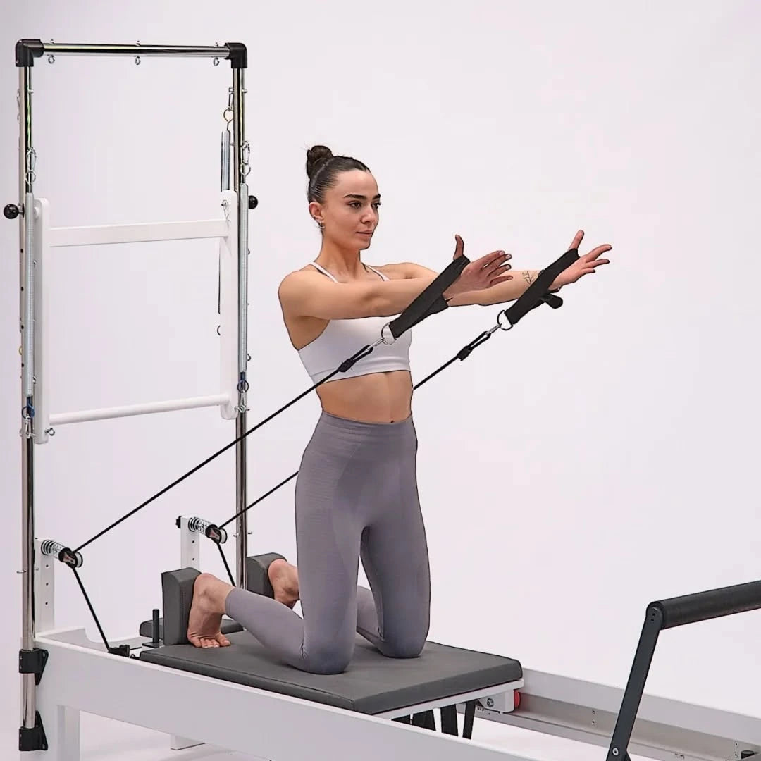 Pilates reformer üzerinde egzersiz yapan kadın